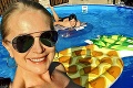 Celebrity v bazénoch s nafukovačkami: Toto leto fičia pelikán, plameniak aj lietadlo