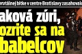 Pri brutálnej bitke v centre Bratislavy zasahovalo 100 policajtov: Saková zúri, pozrite sa na zbabelcov