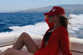 18-ročná dcéra Borisa Kollára provokuje z dovolenky: Zadoček ako zbraň