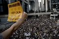 Protesty v Hongkongu gradujú: Demonštranti búrajú budovu zákonodarnej rady