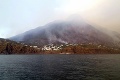 V dovolenkovom raji zabíja prebudená sopka: Turisti skáču do mora, hlásia prvú obeť