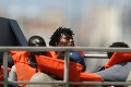 Zo záchrannej lode plaviacej sa neďaleko Malty evakuujú troch migrantov: Skolabovali z horúčavy