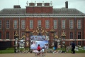 Ľudia pred Kensingtonským palácom chceli iba zaspomínať na Lady Di: Toto od jej syna Williama nečakali