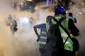 Nepokoje v Hongkongu: Polícia zasiahla proti demonštrantom slzotvorným plynom a obuškami