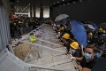 Protesty v Hongkongu gradujú: Demonštranti búrajú budovu zákonodarnej rady