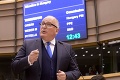 Summit EÚ sa oneskoril: Poľsko a Maďarsko ostro kritizuje Timmermansa