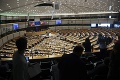 Zasadnutie Európskeho parlamentu: Poslanci chcú blokovať eurofondy krajinám, ktoré porušujú právny štát