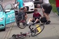 Britský cyklista po páde v bolestiach a v kaluži krvi, na Tour de France chce ale štartovať