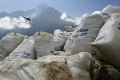 Najväčší vrch na svete sa mení na kopu odpadu: Horolezci za sebou zanechávajú nechutný bordel