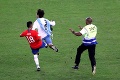Futbalista Čile to zobral na seba: Nespratníka zastavil, Suárezovi sa to ale nepáčilo