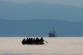 Británia zadržala desiatky migrantov: Prišli z Francúzska na gumových člnoch