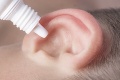 Nenaleťte na vábivú reklamu: Odborníci varujú pred kvapkami do uší, ktoré sľubujú zázraky