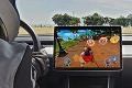 Novinka v Tesle: Vodič auta ovláda hru volantom a pedálom