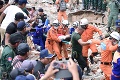 Mali z pekla šťastie: Záchranári vytiahli po dvoch dňoch spod trosiek budovy ľudí