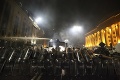 V Gruzínsku opäť protestovali tisíce ľudí, ktoré žiadajú predčasné voľby: Musela zasiahnuť polícia