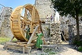 Na Vinianskom hrade majú raritný šliapací žeriav: Unikátne koleso zdvihne až 700 kíl