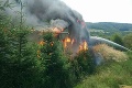 Pílu neďaleko Medzilaboriec zachvátil mohutný požiar: S ohňom bojujú desiatky hasičov