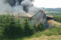 Pílu neďaleko Medzilaboriec zachvátil mohutný požiar: S ohňom bojujú desiatky hasičov