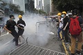 Počas demonštrácie zatkli v Hongkongu 11 ľudí: Zranilo sa 22 policajtov