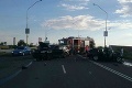 Smrteľná zrážka dvoch áut v Lučenci: Hlásia dvoch mŕtvych a troch zranených