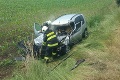 Auto po zrážke s cisternou zachvátili plamene: Nehoda si vyžiadala dvoch zranených