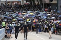 Napätá situácia v Hongkongu: Demonštranti zablokovali cestu pred parlamentom