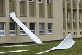 Nová tribúna v Trenčíne nezvládla nápor vetra: Odtrhnuté plechy poškodili budovu univerzity