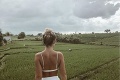 Blondínka zverejnila fotku z Bali a pridala k nej naoko nevinnú vetu: Vzbura na internete!