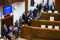 Poslanci opäť nezvolili kandidátov na ústavných sudcov: Ficov skrat pred novinármi