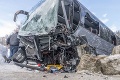 Autobus narazil do nákladného auta: Zranilo sa 15 turistov