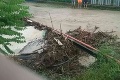 Mimoriadna situácia v Spišskom Podhradí: Po búrke vytopilo domy a byty, zosunula sa aj cesta