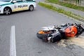 Smrteľná nehoda v okrese Poltár: Po náraze do auta zahynul motorkár († 23)