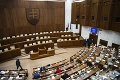Rokovanie parlamentu museli posunúť: Neprišla ani polovica poslancov