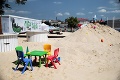 Bratislavské pláže v horúcom počasí priťahujú ľudí: Koľko vysolíte za drink a jedlo?