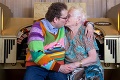 Babička (83) sa večer mení na dračicu: Odpadnete, čo robieva na gauči so svojím o 40 rokov mladším mužom
