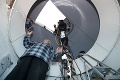 Dôchodca Vladimír si na streche domu postavil hvezdáreň: Spolupracuje aj s NASA