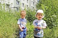 Prešovské sídliská sa zmenili na divočinu, mestský úrad sa vyhovára na dažde: Veď v tej tráve sa stratia aj deti!
