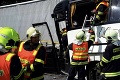 Vážna nehoda na českej diaľnici: Autobus plný detí sa zrazil s nákladiakom