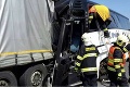Vážna nehoda na českej diaľnici: Autobus plný detí sa zrazil s nákladiakom