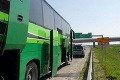 Obrovská dráma pri ceste do školy v prírode: Autobus s tretiakmi havaroval na diaľnici