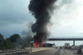 Búračka a požiar kamiónu na diaľnici D1, zrážka autobusu s osobným autom!