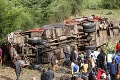 V Indii sa stala tragická nehoda autobusu: Medzi 28 mŕtvymi sú aj školáci