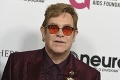 Elton John dovolenkuje v Taliansku a užíva si kráľovskú opateru: Speváka nosia na rukách