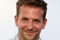 Ženy, pozrite si TOP fotky opäť slobodného Bradleyho Coopera: Na niektorých herca ani nespoznáte!