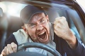 Tento typ hudby si v aute radšej nepúšťajte: Vedci odhalili, že vodiči sa po ňom stávajú agresívnejší
