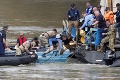 Po tragédii na Dunaji sa chcú dostať k vraku lode: Plávajúci žeriav zakotvil na predmestí Budapešti