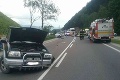 Vážna dopravná nehoda pri obci Kraľovany: Zrazili sa 3 vozidlá, záchranári ratujú zranených