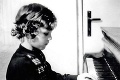 Kučeravý chlapček hrajúci na klavíri: Spoznávate na fotke známeho herca?