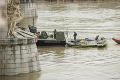 Potopený vrak dokáže vytiahnuť z Dunaja iba jeden žeriav, na ten musia čakať
