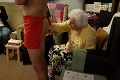 Starenka sa na oslave svojich stých narodenín poriadne odviazala: Pikantné fotky so striptérmi!
